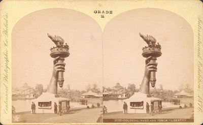 Kolosální ruka a pochodeň, Liberty, Centennial Exhibition, Philadelphia od Centennial Photographic Co.