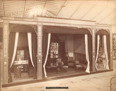 Expozice Jamese Shoolbred & Co. -- hlavní budova, tři pokoje s nábytkem. Místnost nalevo obsahuje tři skříňky a umyvadlo, konvici a zrcadlo; střední místnost obsahuje stůl, židle, pohovku a příborník se zrcadlem a sochou; t od Centennial Photographic Co.