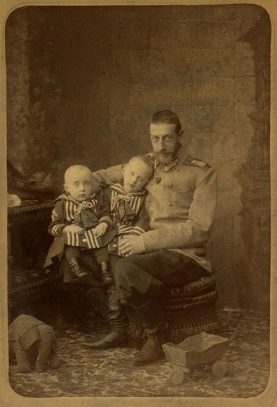 Constantin Constantinovič de Russie avec ses fils Ioann et Gabriel - velkovévoda Constantine Constantinovich Ruska se syny, John Konstantinovich a Gabriel Konstantinovich, Bergamasco, Charles (Karl) (1830-1896). Albuminová fotografie, c. 1890. ruský od Charles Bergamasco