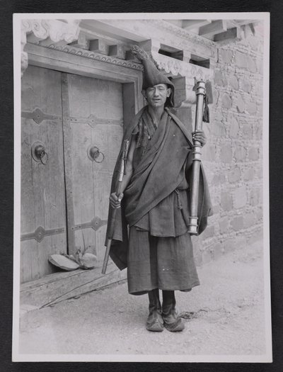 Geko, mnišský strážce kázně, s rituálním palcátem. od Charles Alfred Bell