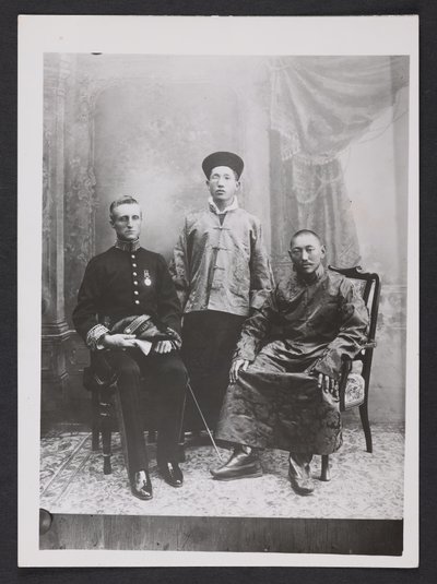 Charles Bell sedí s 13. dalajlamou a korunním princem Sikkimu Sidkeongem Tulku Namgjalem v roce 1910 (čb fotografie) od Charles Alfred Bell