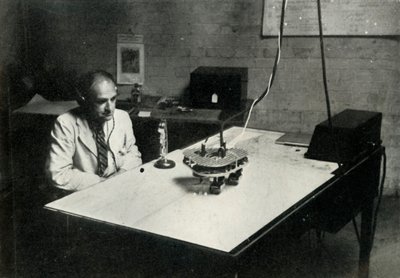 Řídící pult v letecké výcvikové škole RAF, 1941. od Charles Brown