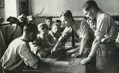 Personál RAF se učí o zbraních, 1941. od Charles Brown