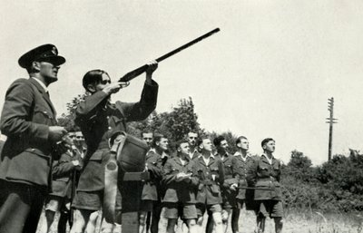 Personál RAF se učil střílet ze zbraní během druhé světové války, 1941. od Charles Brown
