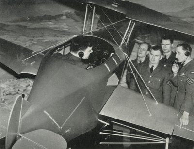 Personál RAF se během druhé světové války v roce 1941 učil létat na leteckém simulátoru. od Charles Brown