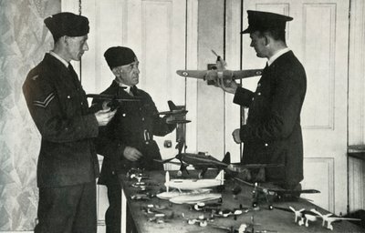Personál RAF se učil identifikovat letadla během druhé světové války, 1941. od Charles Brown