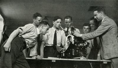 Personál RAF přijímající instrukce pro letecké motory, 1941. od Charles Brown