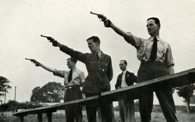 Cvičení s revolverem na Základní letecké výcvikové škole, 1941. od Charles Brown