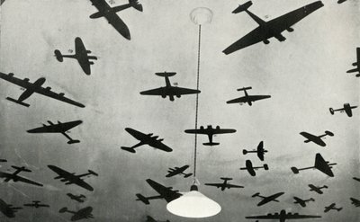 Siluety vojenských letadel...na výcvikové škole RAF během druhé světové války, 1941. od Charles Brown