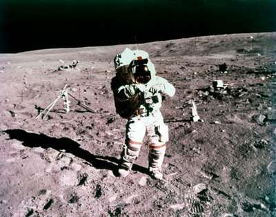 Astronaut John Young na měsíčním povrchu, mise Apollo 16, 21. dubna 1972. od Charles Duke