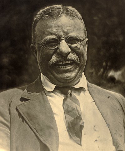 Theodore Roosevelt se směje, kolem roku 1910 (černobílá fotografie) od Charles Duprez