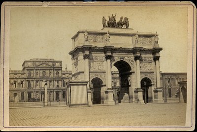 Francie, Ile-de-France, Paříž (75): Arc de Triomphe du Carrousel s budovami v ruinách Tuileries imperiales od Charles & Fontaine Pierre (1762 1853) Percier