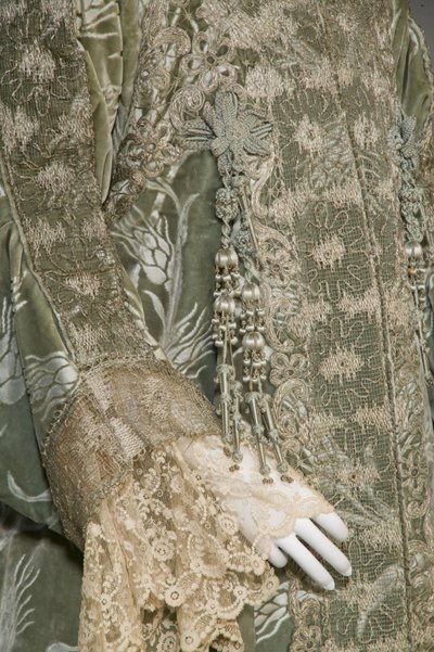 Večerní kabát Berthy Palmerové, kolem roku 1902 (detailní pohled na rukáv). Hedvábný satén s broušeným sametem v pšeničném vzoru, krajka s metalickou nití, hedvábné metalické střapce. Worth, Paříž. od Charles Frederick Worth