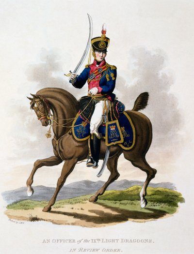 Uniforma důstojníka 9. lehkého dragounského pluku v přehlídkovém řádu, z knihy "Costume of the British Empire, according to the Last Regulations", vydané v letech 1812-15 (ručně kolorovaná akvatinta) od Charles Hamilton Smith