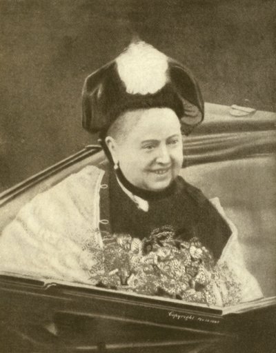 Královna Viktorie s úsměvem, když právě přijala kytici květin, Isle of Wight, kolem roku 1887 (černobílá fotografie) od Charles Knight