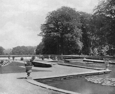 Přes rybníky (černobílá fotografie) od Charles Latham