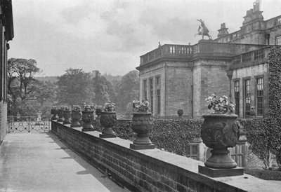Vyřezávané kamenné vázy, východní terasa (č/b foto) od Charles Latham