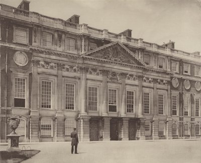 Palác Hampton Court, východní fronta od Charles Latham