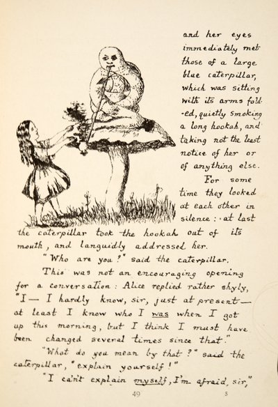 Alenka dostává radu od modré housenky, ilustrace z knihy Alenčina dobrodružství v podzemí, pub. 1886 (faksimile) od Charles Lutwidge Dodgson