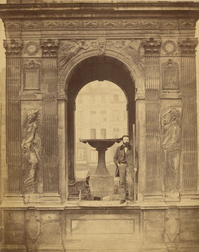 [Neidentifikovaný muž pózující u Fontaine des Innocents] od Charles Marville