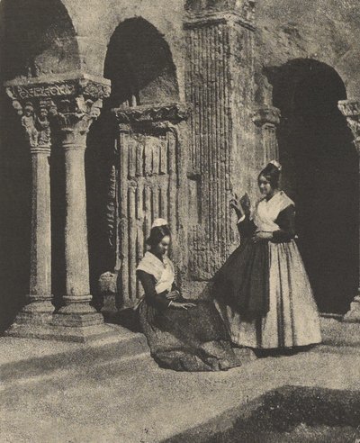 [Ženy z Arles v klášterní křížové chodbě kostela Saint-Trophime] od Charles Nègre