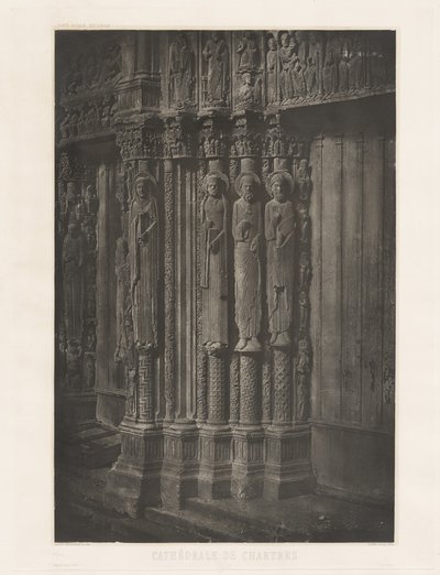Planche XIII - Cathédrale de Chartres, Statues Colonnes de la Porte Centrale du Portail Royal (Deska XIII - Katedrála v Chartres, Sloupy soch v centrálních dveřích královského vchodu),1855, tisk 1982 (foto) od Charles Nègre