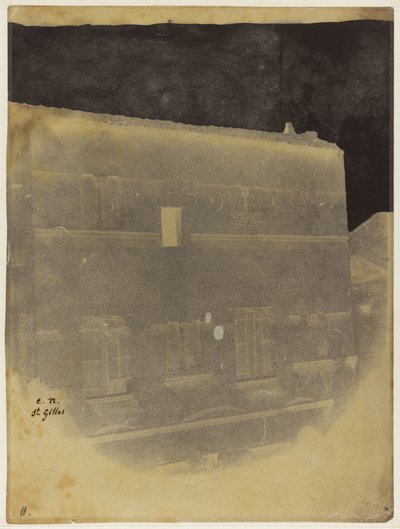 Horní část fasády románského domu v Saint-Gilles du Gard. od Charles Nègre
