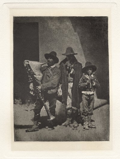 Plate III – Skupina tří Pifferari stojících, u soudu 21 Quai Bourbon (Plate III – Skupina tří Pifferari stojících, u soudu 21 Quai Bourbon) od Charles Nègre, André Jammes
