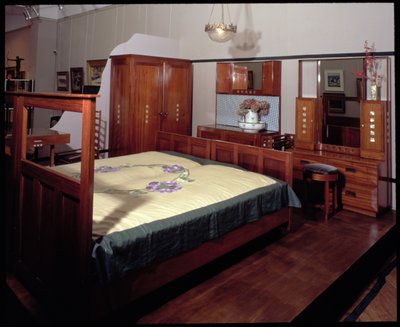 Ložnicové apartmá pro ložnici pro hosty na adrese 78 Derngate, Northampton, vyrobeno W. J. Bassett-Lowke, 1917 (mahagonové dřevo) od Charles Rennie Mackintosh