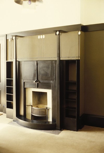 Černě malovaný krb, cca 1914-1928 (dřevo, kov) od Charles Rennie Mackintosh