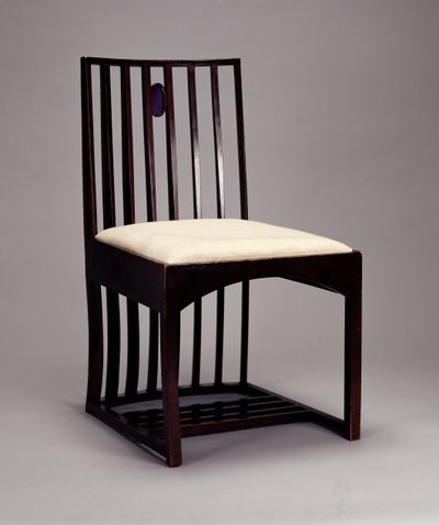 Židle v přijímacím pokoji, HousHill, Glasgow, 1904 (dřevo mořené na tmavo, vykládané barevným sklem) od Charles Rennie Mackintosh