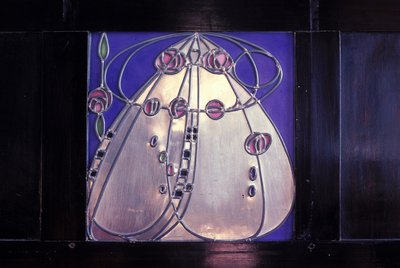 Nábytek navržený pro č. 120 Mains Street, Glasgow, Černá skříň s vykládaným plakem, 1904 (dřevo, kov, smalt) od Charles Rennie Mackintosh