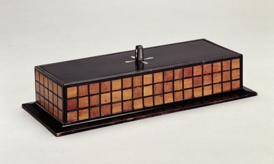 Box na psací potřeby pro Bílou ložnici, HousHill, Glasgow (ebonizované dřevo vykládané perletí a ořechem) od Charles Rennie Mackintosh