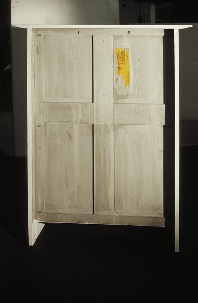 Bílá skříň navržená pro paní Rowat, 1902 (dřevo, vitráže, smalt) od Charles Rennie Mackintosh
