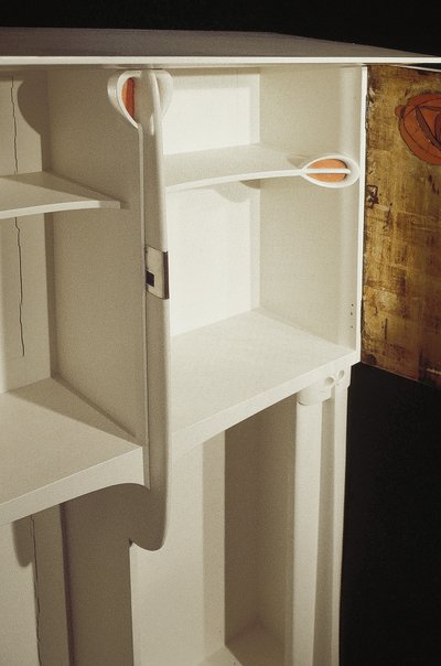 Bílá skříň navržená pro paní Rowat, 1902 (dřevo, vitráže, smalt) od Charles Rennie Mackintosh