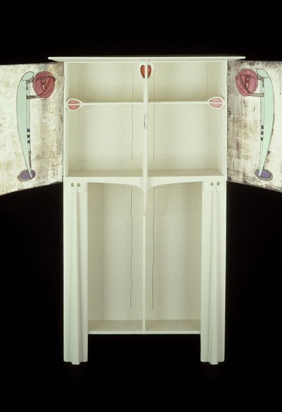 Bílá skříň navržená pro paní Rowat, 1902 (dřevo, vitráže, smalt) od Charles Rennie Mackintosh