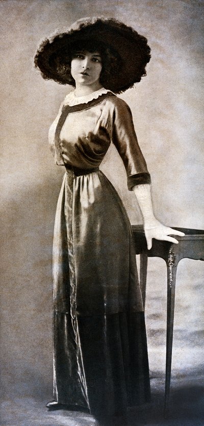 Portrét Emilie Bouchaud, u pasu Polar Wasp, kolem roku 1909 (čb foto) od Charles Reutlinger