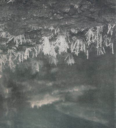 „Ledové krystaly na střeše jeskyně u hlavy řeky Alph“, c1911, 1913 od Charles S Wright