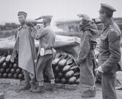 Čínská jednotka skladující letecké bomby v zbrojním skladu ve Francii od Chinese Photographer