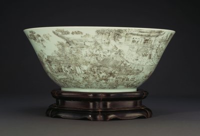 Velká vyřezávaná porcelánová mísa zobrazující souvislou scénu dam v areálu paláce, 1796-1820 od Chinese School