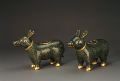 Pár cloisonnských smaltovaných tapírů tvoří nádoby od Chinese School