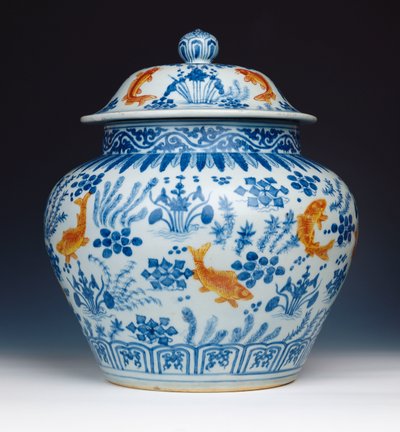 Smaltovaná modrobílá dóza "Fish" a víko, 1522-1566 od Chinese School