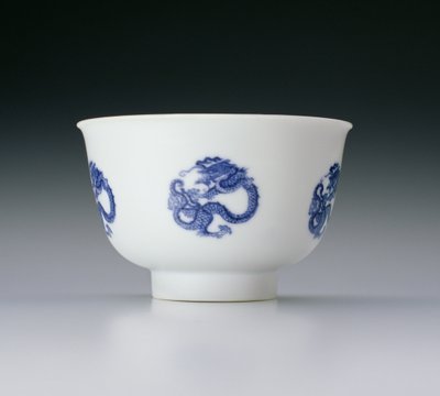 Mísa, zdobená dračími rondely, značka Kangxi a období 1662-1722 (porcelán s modrou podglazurou) (viz též 142285) od Chinese School