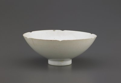 Mísa s vroubkovaným okrajem, Jingdezhen, provincie Jiangzi, severní nebo jižní dynastie Song (keramika) od Chinese School