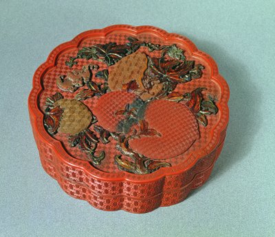Krabice s okrovou, zelenou a hnědou výzdobou, 18. století (rumělkový lak) od Chinese School