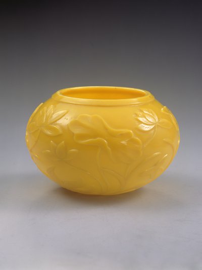 Vyřezávaná mísa, období Qianlong (1736-95) (barevné sklo) (viz také 272125) od Chinese School