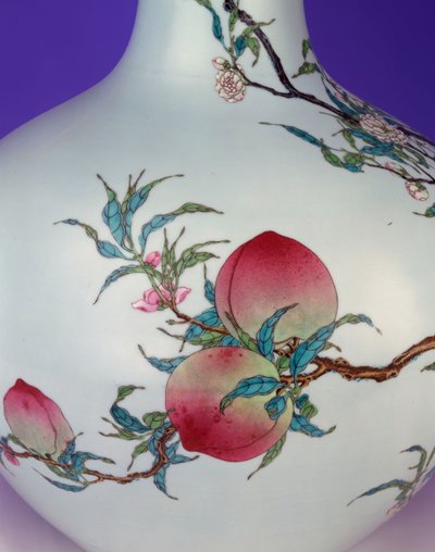 Detail z nádherné famille rose devítibroskvové kulové vázy, 1735-1795 od Chinese School