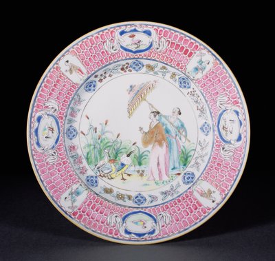 Jídelní talíř malovaný v barvě Famille Rose zobrazující La Dame au Parasol, podle návrhu Cornelise Pronka (1691-1759), období Qianlong (1736-95) c.1734 (porcelán) od Chinese School