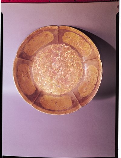 Rytý talíř, dynastie Tang (618-907) (zlato a stříbro) od Chinese School