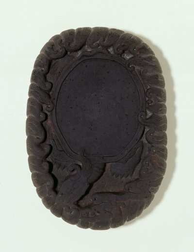 Inkstone vytesaný jako velká mýtická želva Lo-shu mezi vlnami, pravděpodobně dynastie Ming (šedý kámen Tuan) (pod vodou) (viz také 142695-6) od Chinese School